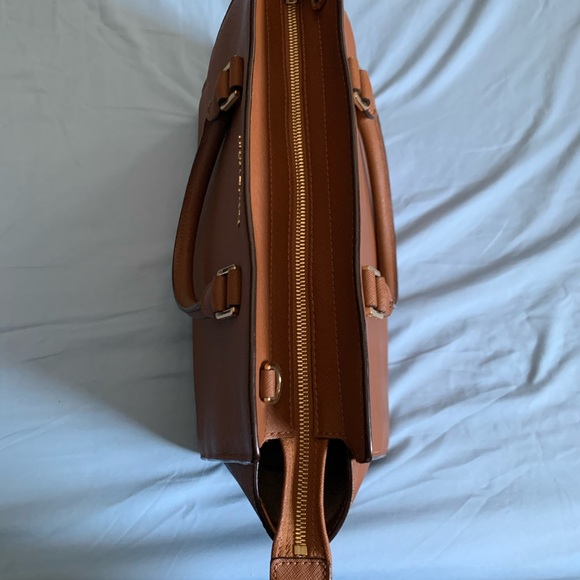 Micheal Kors large crossbody/tote bag. - Picture 2 of 10